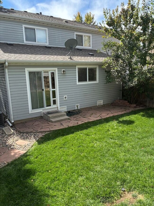Building Photo - 3 Bedroom, 2.5 Bath Townhome with 2 Car At...
