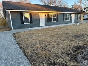 Building Photo - 1001 E 5th St Duplex