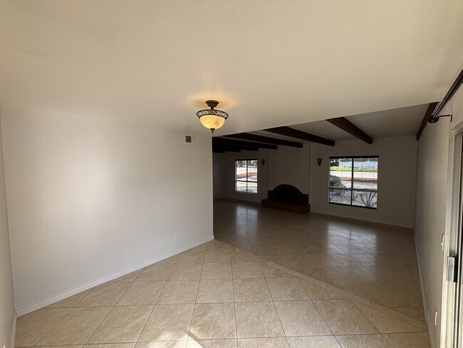 Building Photo - 388 Hilltop Dr