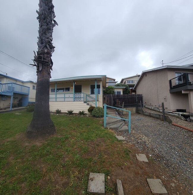 Building Photo - Views of Morro Bay in this cozy hillside cottage!