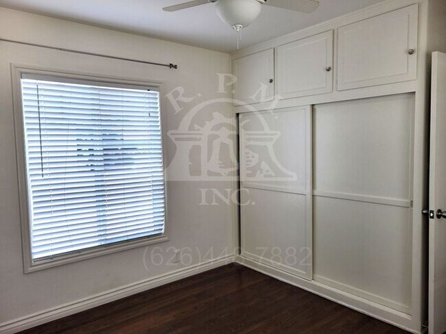 Building Photo - Charming 3 Bedroom Home Available in Oakmo...