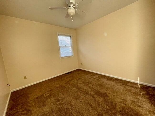 Building Photo - LEXINGTON SCHOOLS!  2 Bedroom, 1 1/2 Bath Duplex Available!