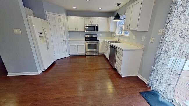 Building Photo - Modern Townhome Featuring Attached 1-Car Garage