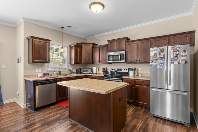 Building Photo - 206 Breakwater Dr