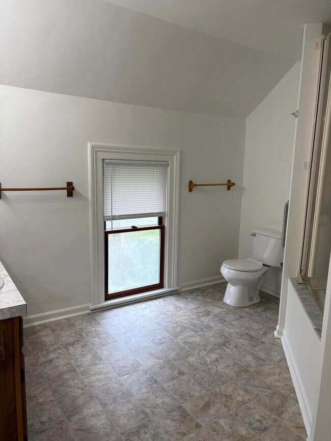 Building Photo - 201 Oak St