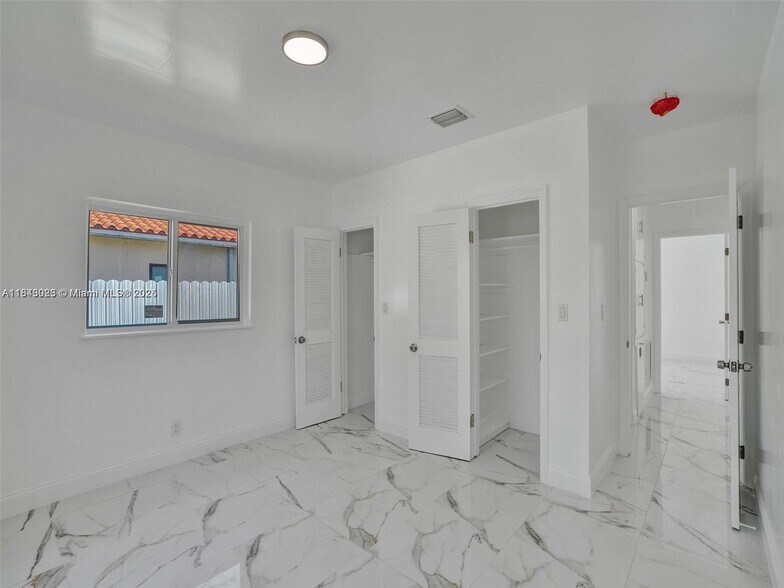 Building Photo - 11011 NE 9th Ct