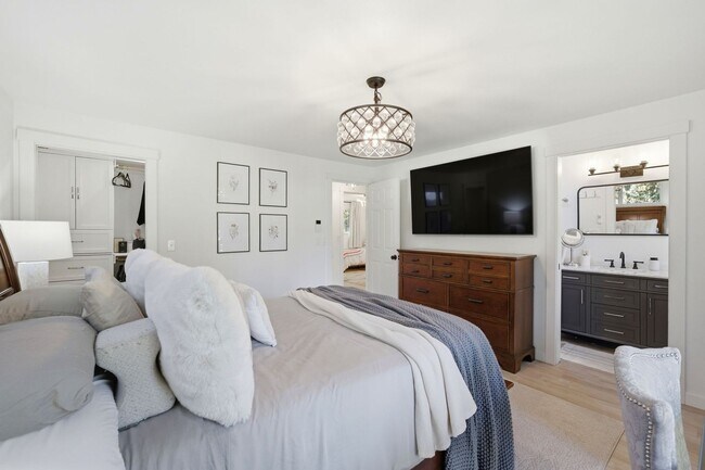 Building Photo - Gig Harbor farm home with great amenities - 5 bedroom 2 bath with garage and more - Available May...