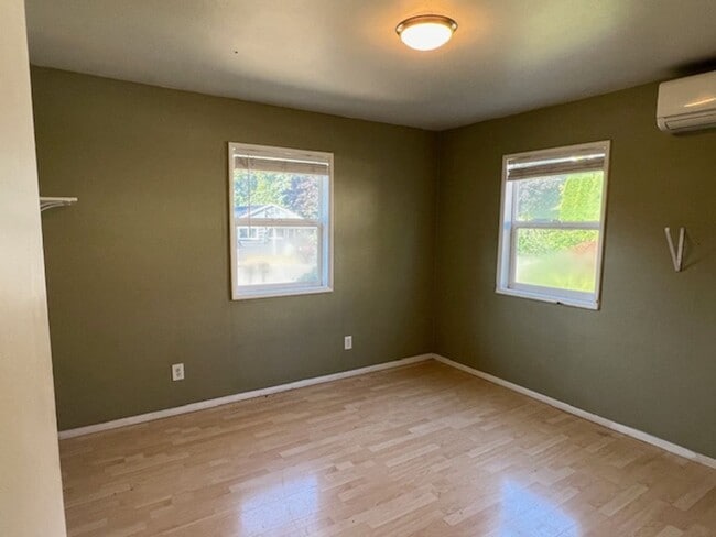 Building Photo - Charming 2 Bed 1 Bath Duplex in Downtown I...