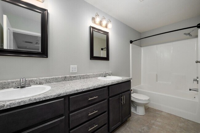 Building Photo - Modern 3 Bed / 2 Bath Home
