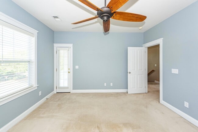 Building Photo - 302 White Gables Dr