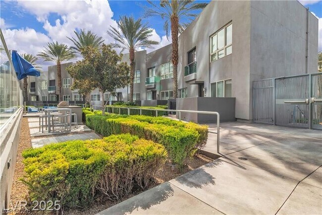 Building Photo - 4525 Dean Martin Dr