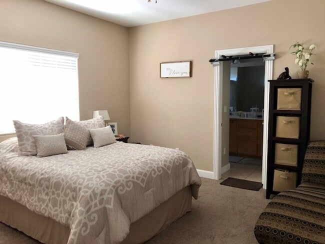 Building Photo - Great Gated Community Near Strip !!!!