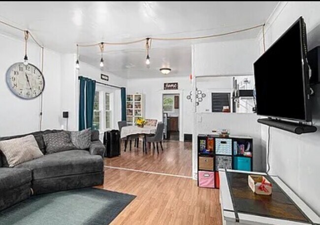 Building Photo - 1318 Division St