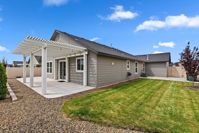 Building Photo - Available Now! 4b/2b Meridian Home