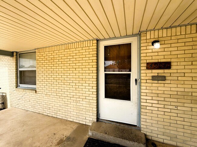 Building Photo - 4904 E 9th St N