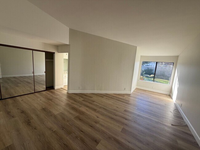 Building Photo - 4 Bedroom Single Story Home Available