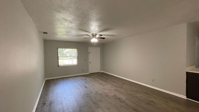 Building Photo - Move-In Ready! Charming 3-Bed 2-Bath Singl...