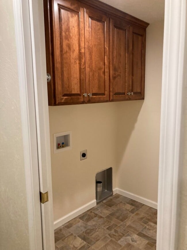 Building Photo - Spacious 3-bedroom, 2 bath home in SE Albany
