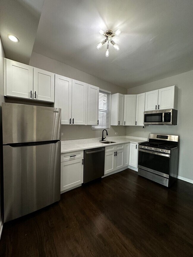 Building Photo - Beautiful Updated 1 bed in Logan Square Ne...