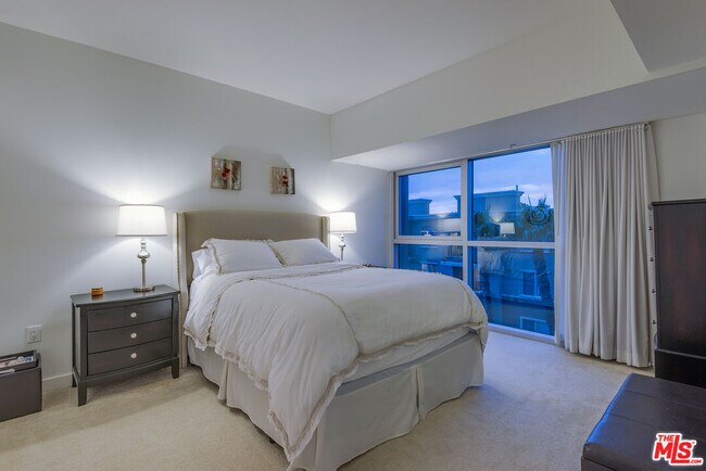 Building Photo - 13700 Marina Pointe Dr
