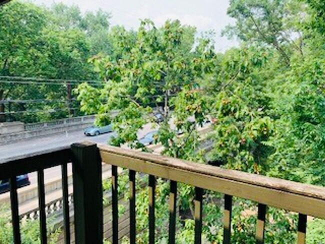 Building Photo - 2026 Summit St