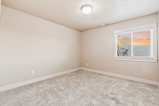 Building Photo - SE BOISE 5BD/3.5BA PLUS OFFICE