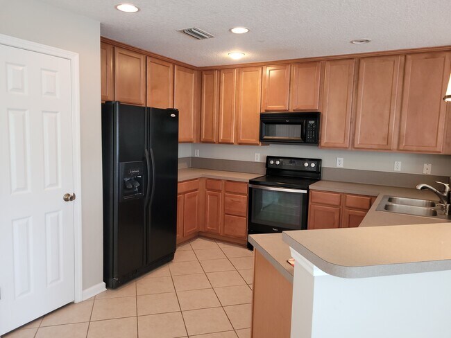 Building Photo - 301 Cherry Way