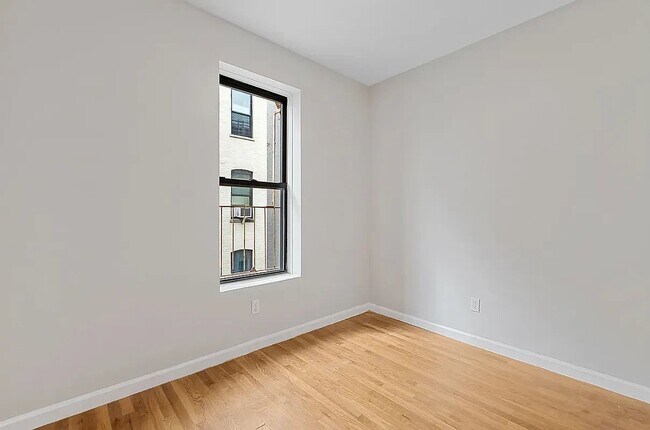 Building Photo - 428 E 116th St