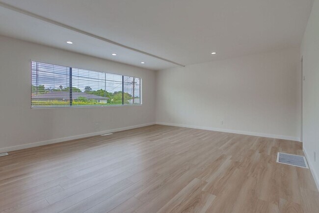Building Photo - Charming Fully Remodeled 3-Bedroom Home in...