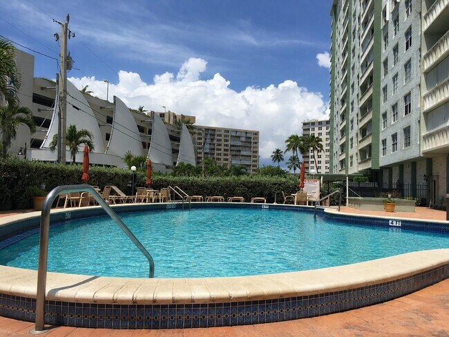 Building Photo - 305 N Pompano Beach Blvd