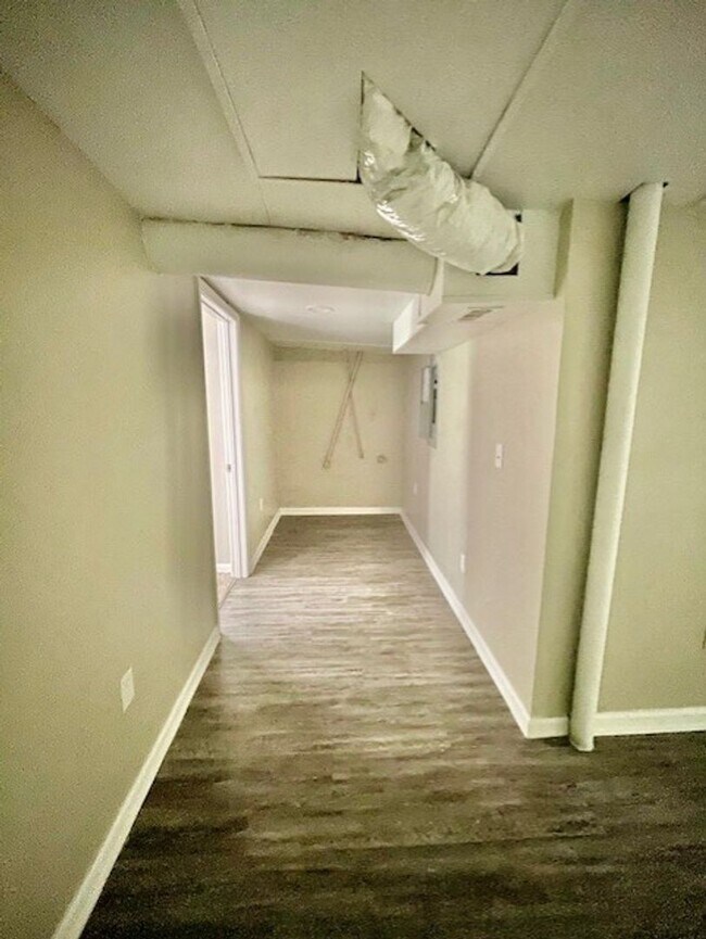 Building Photo - Spacious 5 Bedroom 2 Bath. This Home is Located in the Smallwood Community.