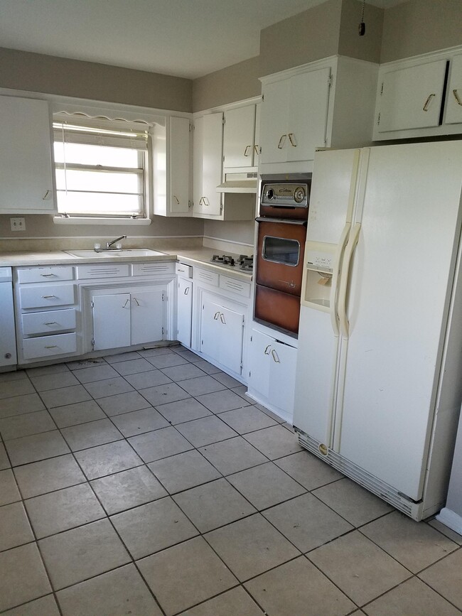 Building Photo - 2113 Henderson Dr
