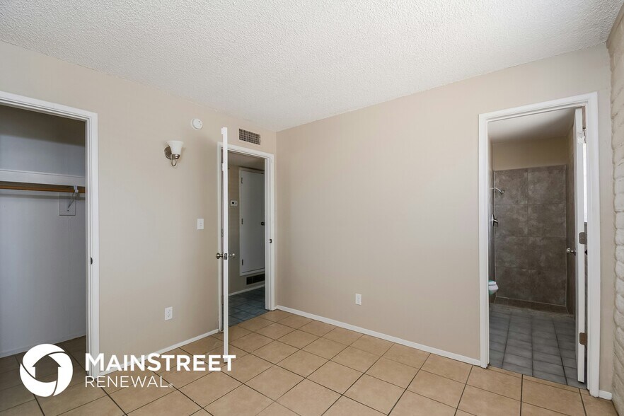 Building Photo - 1808 W Riverview St