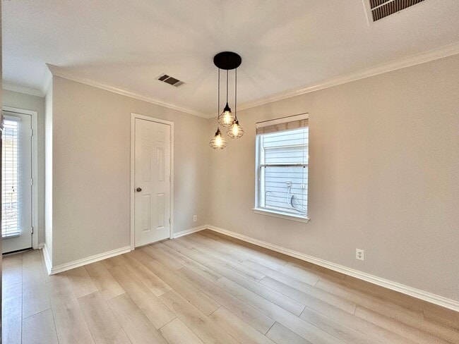 Building Photo - 609 N Cascades Ave