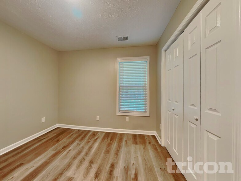 Building Photo - 449 Sarah's Ln