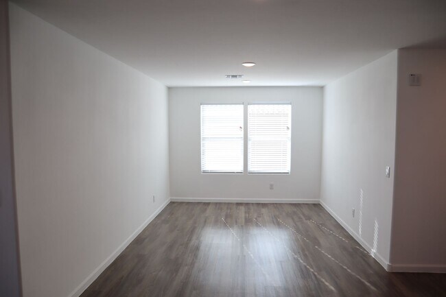 Building Photo - ~Pristine 2024 Luxury Home with Majestic Mountain Views~