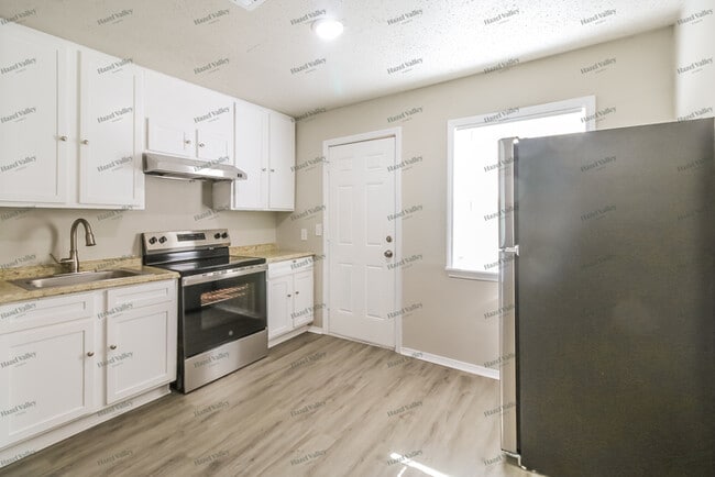 Building Photo - 1104 Jet Dr