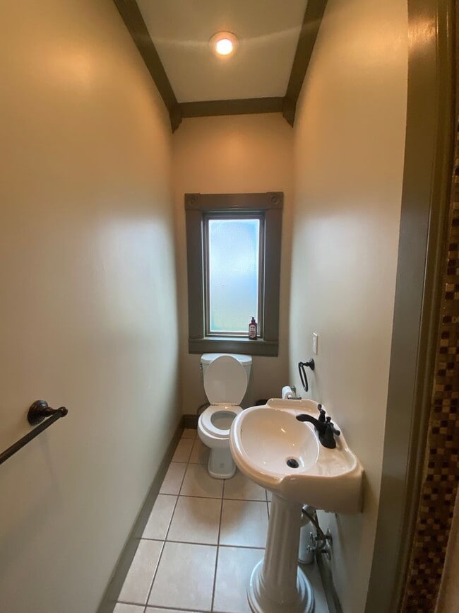 Building Photo - Charming 2bed/2bath Home