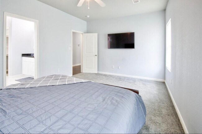 Building Photo - 3510 Oleander Ave