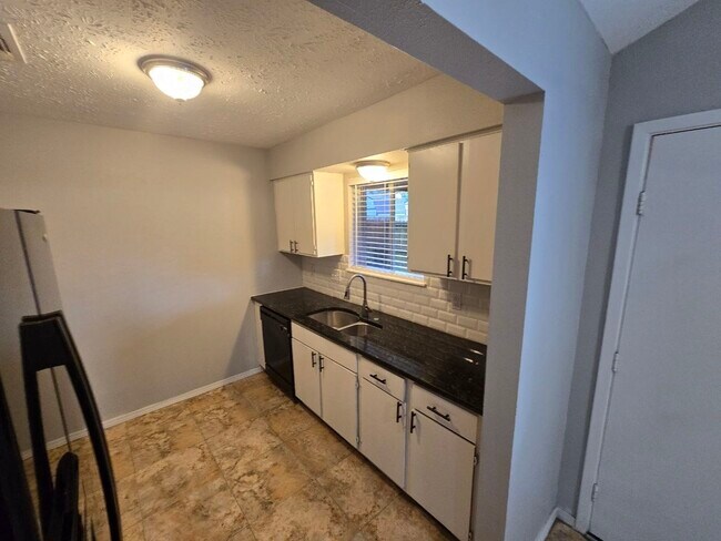 Building Photo - 7026 Foxfield Ln