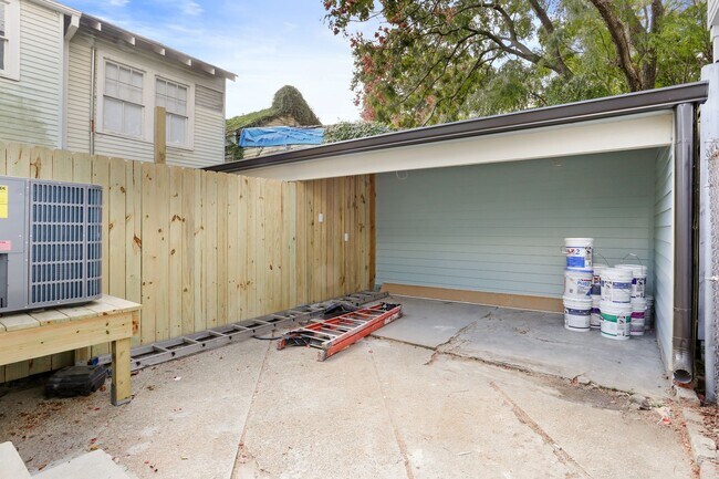 Building Photo - Classic shotgun located right off Magazine...