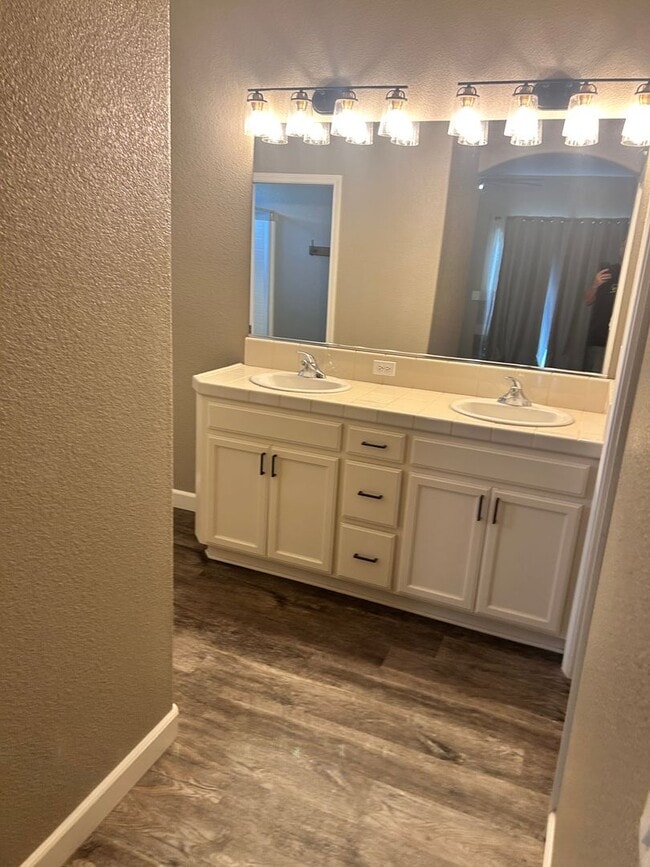 Building Photo - Beautiful 4 bed 2 bath