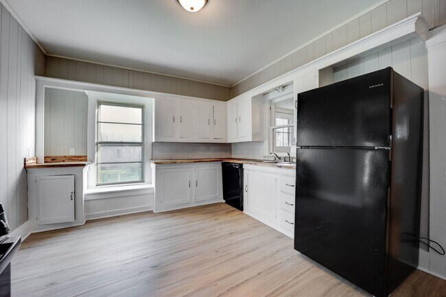 Building Photo - FREE MONTH RENT! Freshly Updated 3 Bedroom House