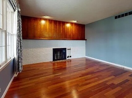 Living room - 306 S Washington St