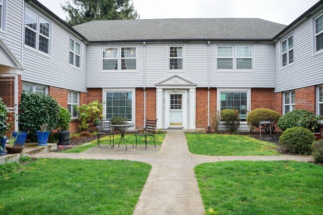 Building Photo - Fabulous Vintage 1-Bedroom Across the Street from Laurelhurst Park!