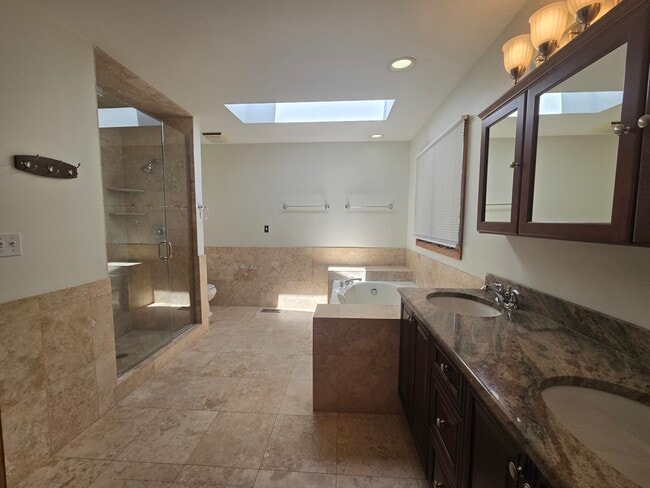 Building Photo - 1565 Old Barn Cir