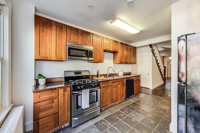 Building Photo - Spacious 3bd/2.5 bath updated townhome in ...