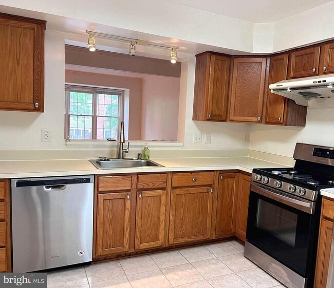 Building Photo - 5144 Woodfield Dr