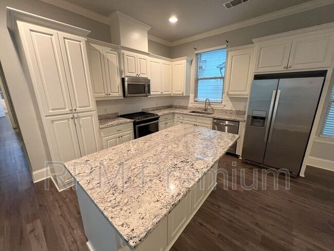 Building Photo - 2353 Orpine Ave