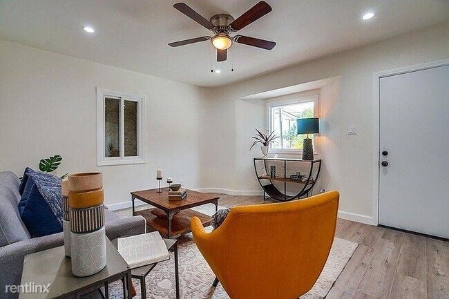 Building Photo - 911 E La Palma Dr